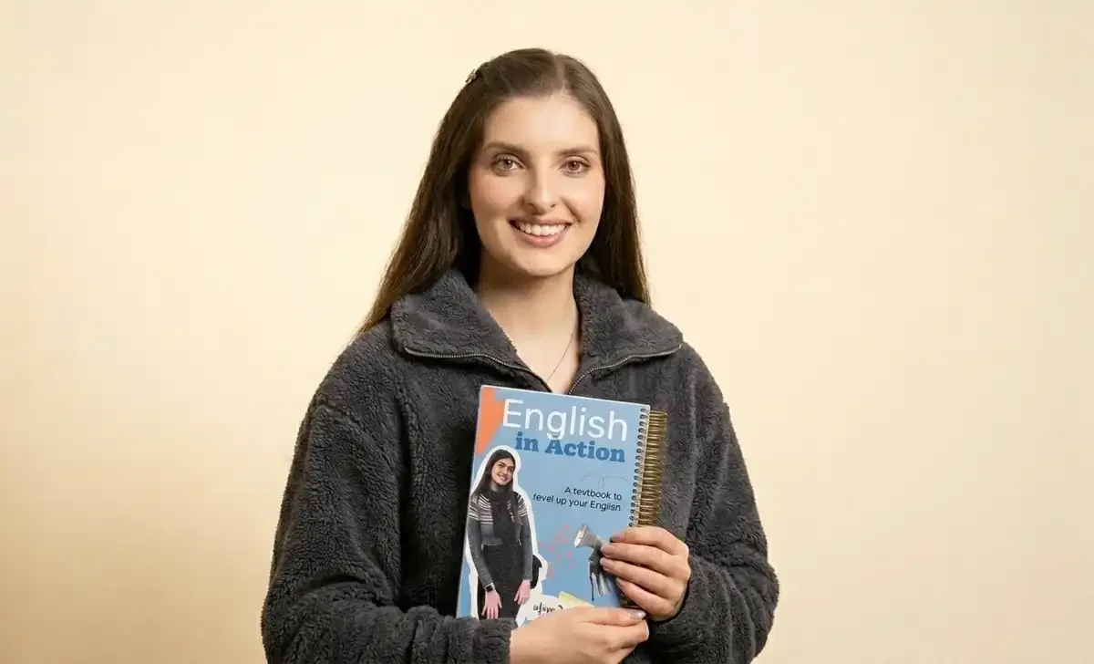 Learn English with Giovana Gogola — online English teacher at desk