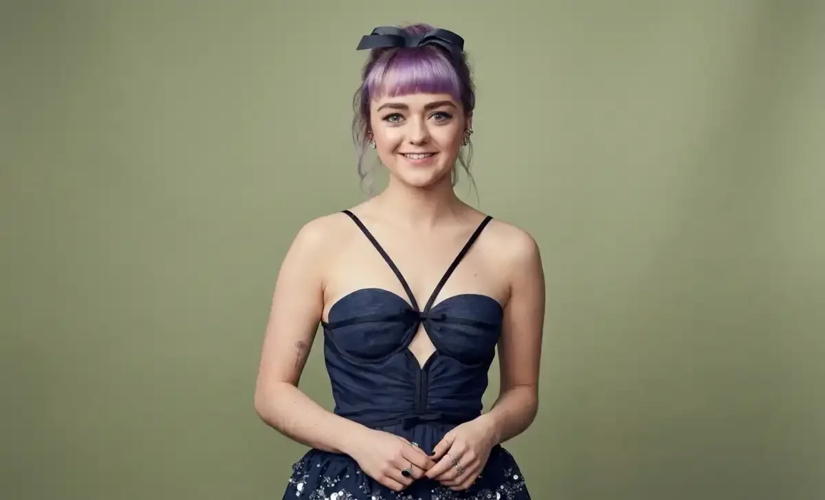Maisie Williams net worth — Arya Stark actress smiling at event.